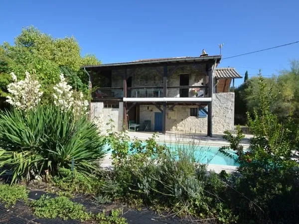 Propriété en pierre avec deux gîtes sur environ 2,5 hectares, à seulement 10 km de Montaigu-de-Querc