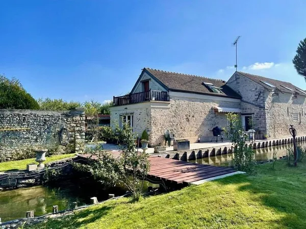 SAINT-GERMAIN-SUR-ECOLE-DOMAINE : SURFACE HABITABLES 330M²