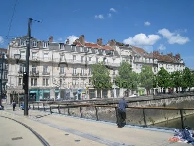 5 Quai de Strasbourg 25000 BESANCON - 3ème étage Logement situé au 3ème étage comprenant : une grand