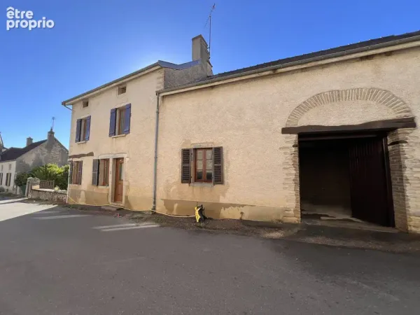 Exclusivité. Hautes-Côtes de Nuits maison ancienne avec dépendances.