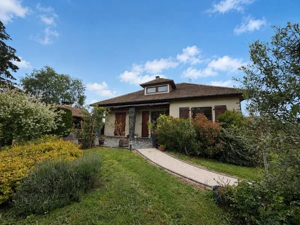 Belle maison traditionnelle dans le centre bourg d'un village proche de La Châtre