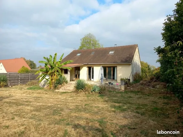 Maison familiale de 117 m² hab. (144 m² de plancher) sur terrain de 1 139 m²
