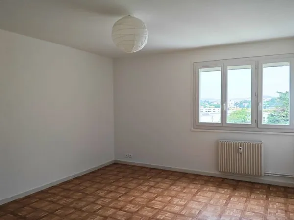 Appartement - 4 ème étage - 65 m2 - 3 pièces - Non Meublé