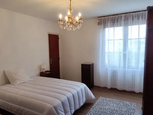Chambre meublée de 17 m2 avec salle de bains et wc privatives dans maison spacieuse en colocation pr