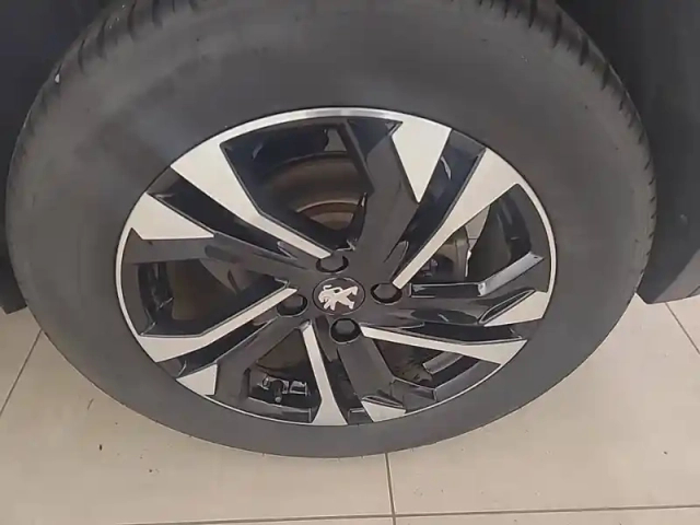 Peugeot 2008 electrique 136 ch — photo 13