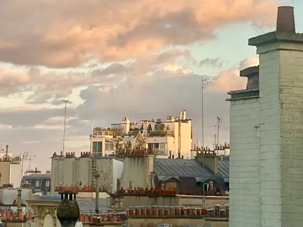 ✨ Studio lumineux avec vue sur les toits de Paris • Montmartre • Climatisé • 1290€ • 7e étage avec a