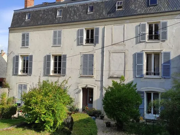F3 MEUBLE dans ancienne maison de maitre sur grand parc privé