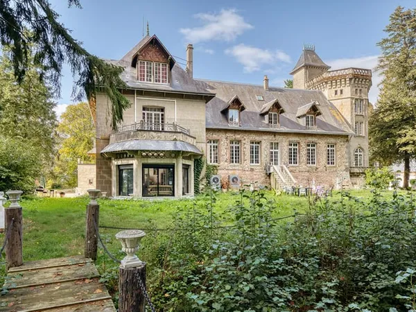 Château du 17eme siècle avec ses douves au coeur du Pays de Bray