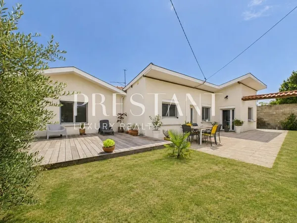 PESSAC SARDINE- Ensemble immobilier rare avec 2 maisons sur 1110m2 .
