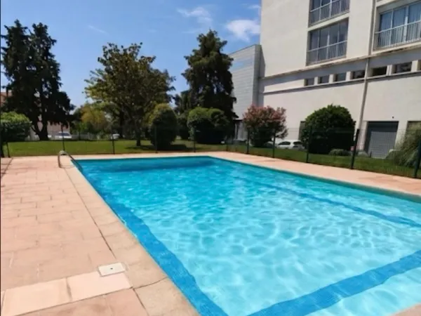 70m² 350000€ grande piscine 3ème etage 2 terrasses vue dégagée mer ! Entièrement rénové (2025) Clim