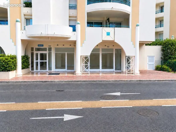 🔑 Local commercial 52 m² - FRÉJUS PORT