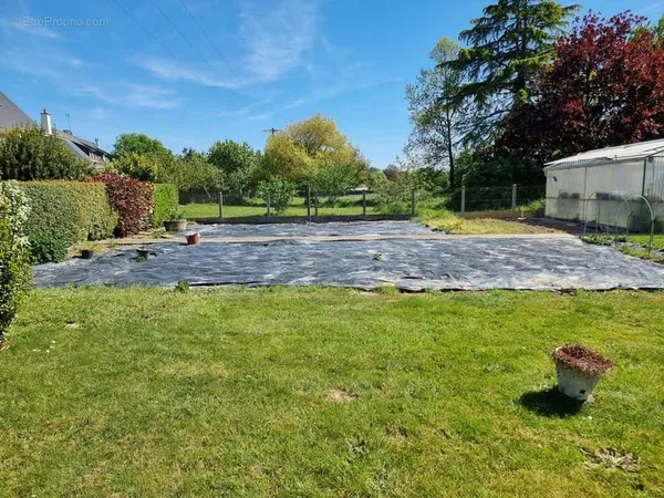 Terrain constructible à vendre dans le centre de SAINT-ERBLON