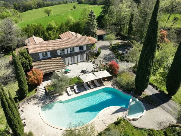 Propriété de caractère avec piscine à débordement et parc arboré en Ardèche