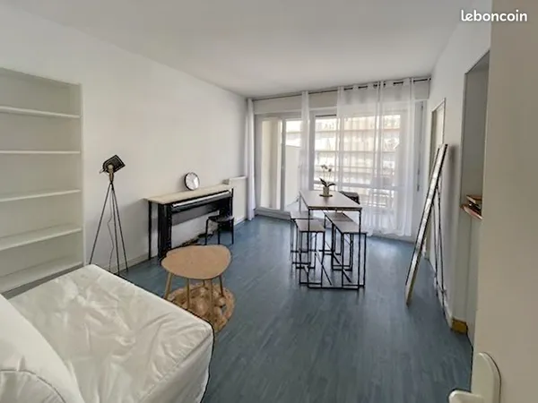 Studio T1, terrasse, Rabelais , bus , tram 2 , proche fac médecine