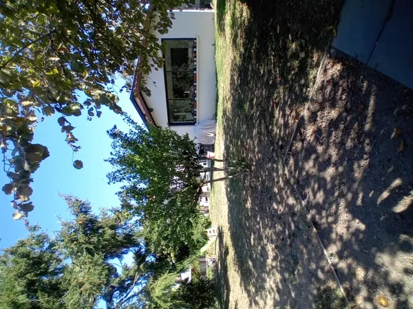 Vends maison rénovée avec terrain arboré