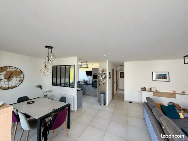 Appartement 4 pièces de 94 m² avec jardin privatif, garage et accès indépendant - Brignais