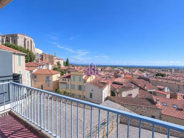 Maison de ville de caractère au coeur du centre historique mé