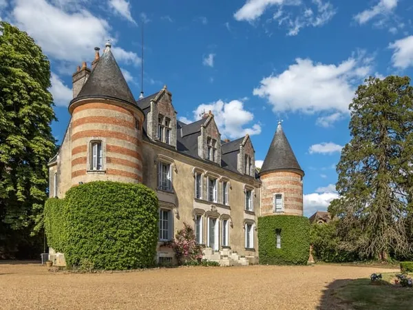 Dans le Perche, un château du 16e s. et son domaine de 85 ha