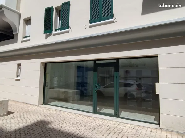 Direct propriétaire, grand local commercial de 100m² + garage