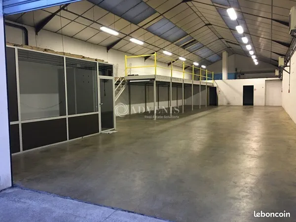 Local d'activité 883 m²