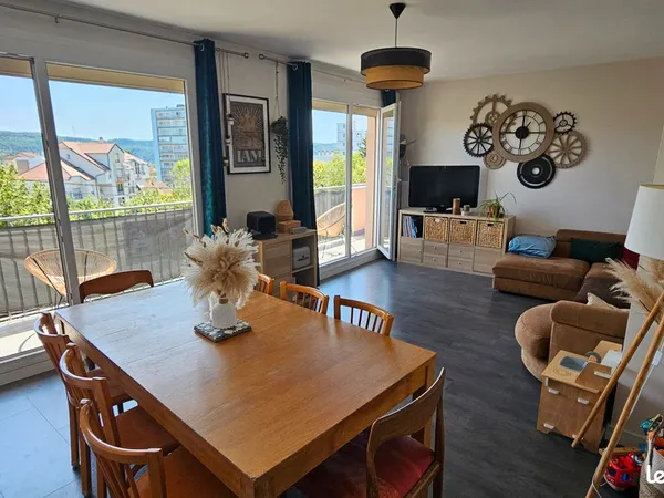 Appartement T4 de 93 m² - 3 chambres - Garage fermé - Balcon - Besançon
