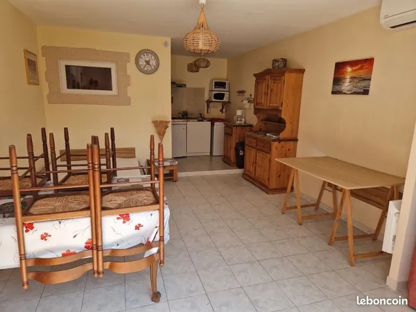 Description: Studio meublé dans petite résidence familiale