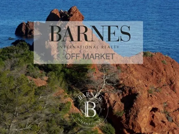 ENTRE CANNES ET SAINT-TROPEZ: PROPRIÉTÉ HISTORIQUE À 5MN DE LA MER