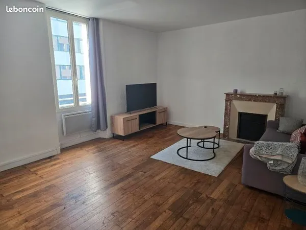 T2 , 50 m², 100 m place Napoléon, très clair, 1er étage