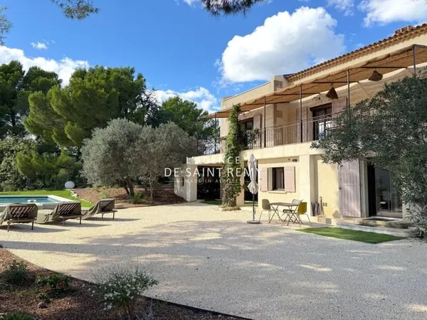 Propriété à vendre à deux pas du centre-ville de Maussane les