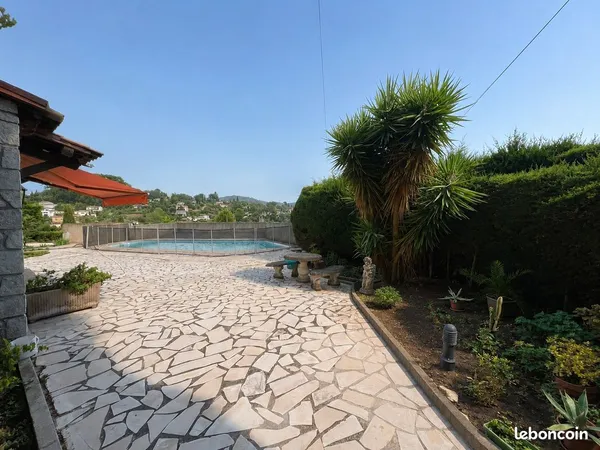 MOUGINS - Quartier de la Grande Bastide Appartement 106 m² - Jardin privatif de 330 m² - Piscine ent
