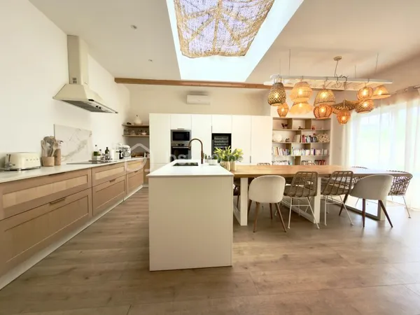 Maison 7 pièces 222 m²