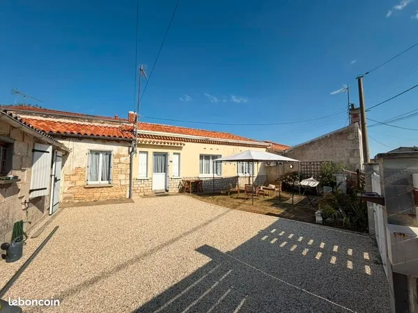 Maison de plain-pied centre-bourg de Magné