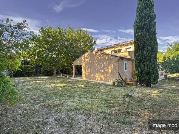 Ensemble immobilier avec locaux professionnels et appartement à Maussane-les-Alpilles