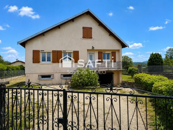 ARC-ET-SENANS - Maison sur sous-sol avec dépendance et 4 439 m² de terrain entièrement constructible