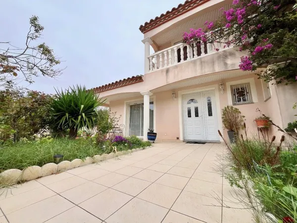 Magnifique maison de 145 m2 en R+1 sur un terrain 3 faces de 456 m² piscinable sans vis-à-vis