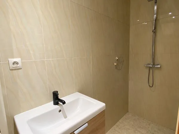 Studio meublé 20 m² - Proche RER E - 750 charges comprises