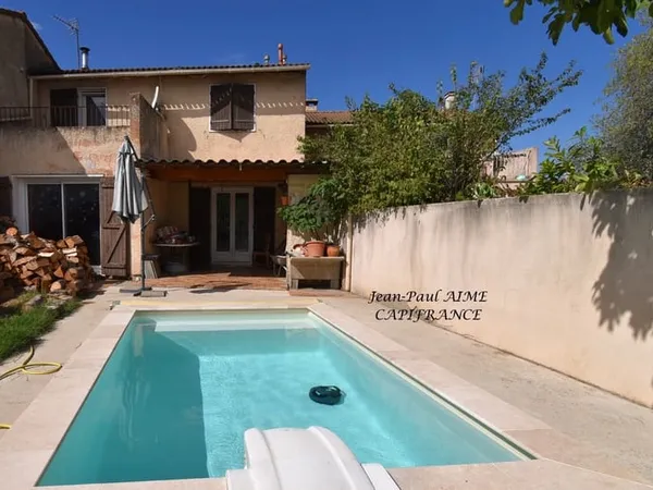 PONT-SAINT-ESPRIT - Maison T4 avec piscine, terrasse couverte et garage, à proximité des commodités