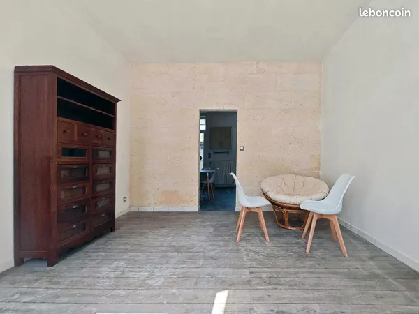 Un logement de type T3, rénové, meublé