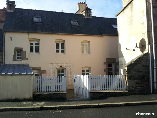 Location maison de ville triplex lannion centre ville avec petite cours privative