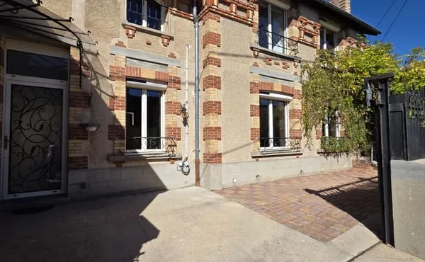 MAISON RENOVEE 155 M2 4 CHAMBRES TERRAIN 615 M2 SPA 5 PLACES