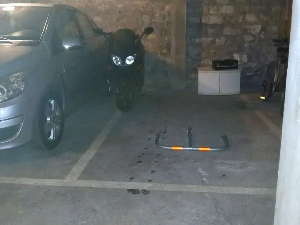 Location parking moto