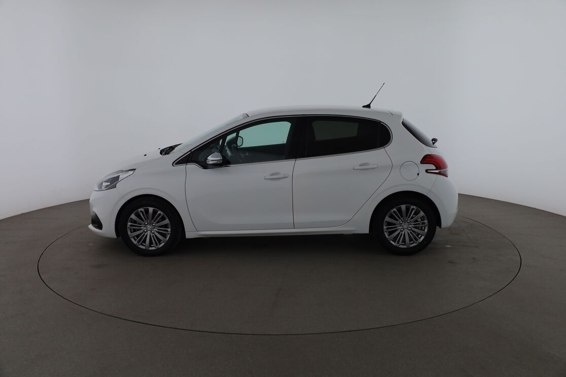 Peugeot 208 1.2 PureTech Allure EAT6 — photo 2