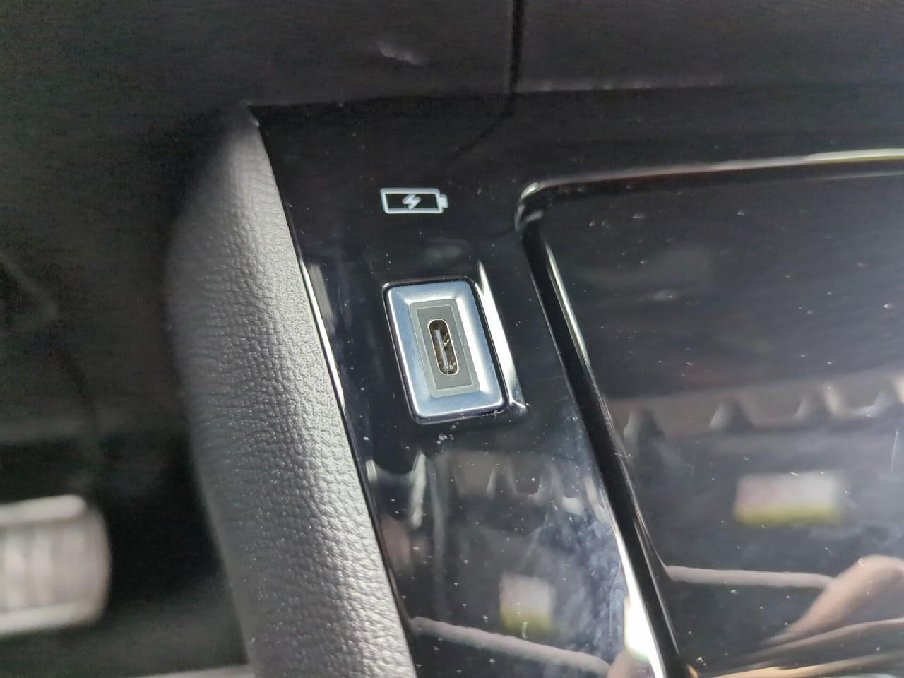Peugeot 2008 hybrid 145 ch e-dcs6 allure — photo 26