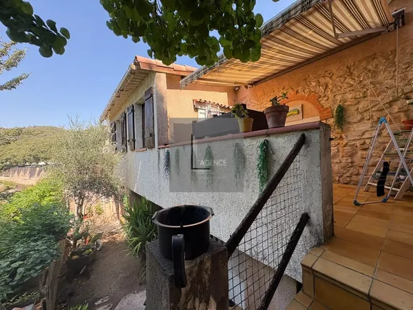 AURIOL Maison de ville avec terrasse, jardinet, cave