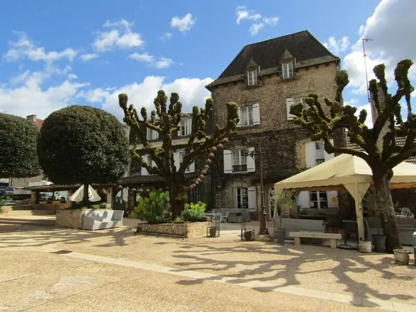 Magnifique fonds de commerce d'hôtel/restaurant dans un village classé du Périgord noir