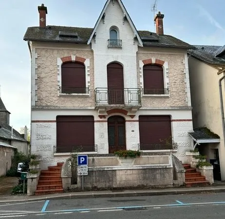 Grande maison de caractère de 300 m² sur 3 niveaux au coeur de Lanuéjouls (Aveyron 12350)