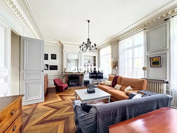 MAISON EN PIERRES BLANCHES AVEC GARAGE ET EXTÉRIEUR