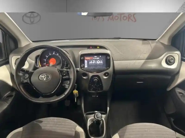 Toyota Aygo x-play 1.0 72 ch — photo 11