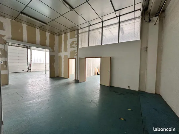 Local professionnel - garage/mécanique/stockage