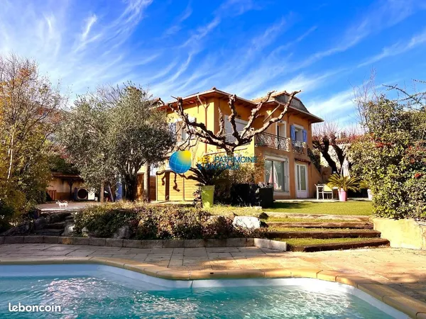 Maison 9 pièces 217 m²